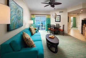 拿骚亚特兰蒂斯港湾度假酒店的客厅配有蓝色的沙发和桌子