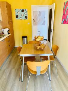 克罗托内VISTA MARE的厨房配有木桌和椅子