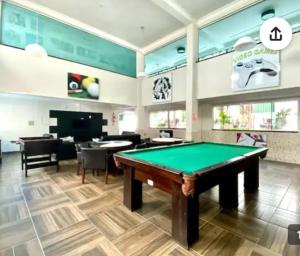 邦比尼亚斯Apartamento Maravilhoso,condominio com piscina aquecida coberta e mais 2 externas.的台球室,内设台球桌