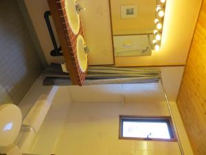 班夫沧海桑田住宿加早餐旅馆的一间带卫生间的浴室和一个小窗口
