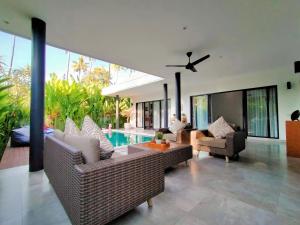罗威那Villa Ataya的带家具的客厅和游泳池