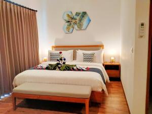罗威那Villa Ataya的卧室配有一张大床,