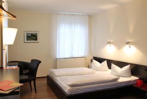 梅舍德冯·科尔夫的休息及休闲酒店的卧室配有床、椅子和窗户。