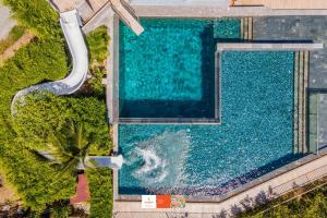 奈汉海滩Sunsuri Phuket - SHA Plus的享有带水滑梯的游泳池的上方景色