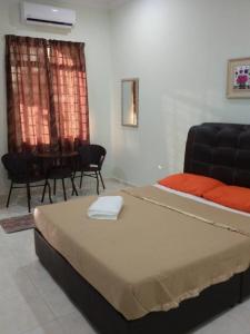 巴西富地Faris's Homestay & Resort的客房设有床、沙发和桌子。