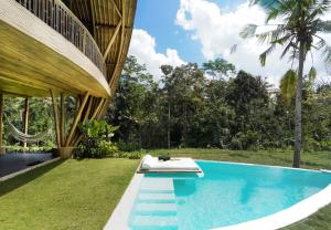 TampaksiringEco Six Bali的一座房子后院的游泳池