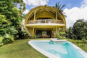 TampaksiringEco Six Bali的圆屋,设有游泳池和阳台