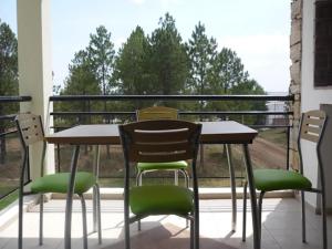 科隆Pinares de Colon的阳台配有桌椅和窗户