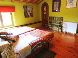 Almenara de TormesCasa Almenara的一间卧室配有一张床,卧室配有长凳