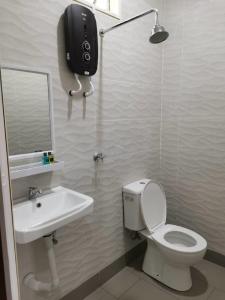 巴西富地Faris's Homestay & Resort的一间带卫生间和水槽的浴室