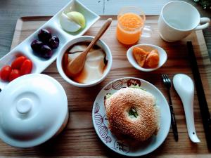 南竿马祖享宿海景民宿的一张木桌,上面有一盘食物和一条甜甜圈