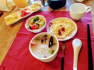 南竿马祖享宿海景民宿的一张桌子,上面放着一碗食物,放在红色的桌布上