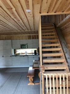 科拉里Kojamopirtit的一间设有厨房的房间内的木楼梯
