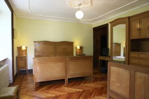 格雷索圣尚Hotel Villa Tedaldi的一间设有床铺和梳妆台的房间