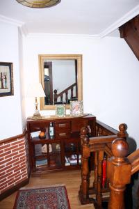 桑提亚纳德玛安赫利卡旅馆的客厅配有桌子和镜子
