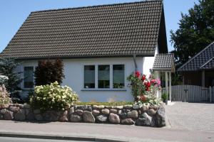 EggebekFerienhaus Frey的白色的小房子,有石墙