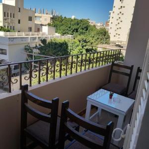 赫尔格达Sweet Home Hostel- No Egyptian的阳台配有两把椅子和一张桌子