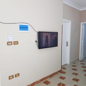 赫尔格达Sweet Home Hostel- No Egyptian的一间墙上配有电视的房间