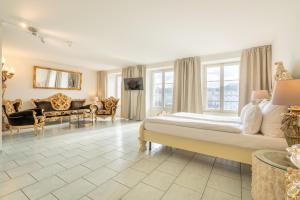 卢塞恩魔术卢塞恩老城酒店的一间带大床的卧室和一间客厅