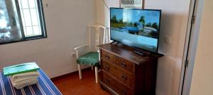圣路易斯·德·萨比尼尔里约马尼尔瓦酒店的房间里的梳妆台上放着一台平面电视
