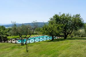 巴贝里诺·迪·穆杰罗普吉阿格里乌利伟酒店的树木繁茂的田野中的游泳池