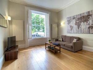 伦敦Queen Victoria Apartments的带沙发和电视的客厅
