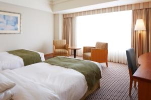 高松JR克莱门特高松酒店的酒店客房配有两张床和一张书桌
