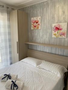 Borgo VodiceGioema的一间卧室配有一张床,上面有两条毛巾