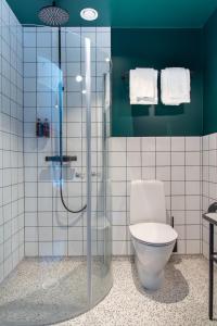 GrundsundGrundéns Hotell的一间带卫生间和玻璃淋浴间的浴室