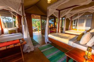 Karatu Tented Lodge客房内的一张或多张床位