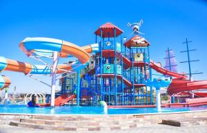 阿斯旺Marina Aqua Park Hotel的一个带水滑梯的大型水上公园