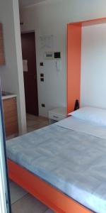 锡尔维玛丽娜埃琳娜俱乐部度假酒店的一张带橙色床头板的睡床