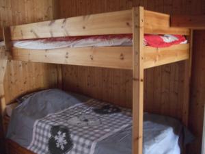 莫里永Chalet montagne 11 p Grand Massif 100 m télécabine的配有两张双层床的木制客房,配有床