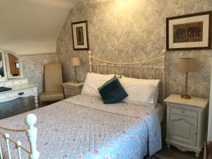 赫尔赫尔河畔京士顿饭店的一间卧室配有一张带蓝色棉被的床