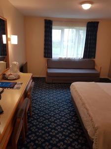 Desborough旅游大酒店的酒店客房设有床和窗户。