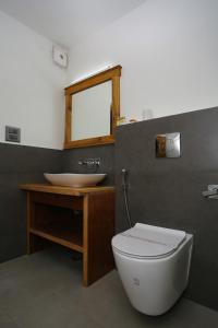 列城The Saraha的浴室配有白色卫生间和盥洗盆。