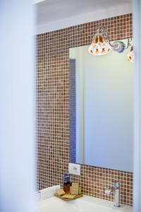 圣安吉洛多恩卡米洛别墅旅馆的一间带镜子和水槽的浴室