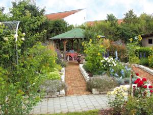多瑙河畔诺伊施塔特Pension Martinus的一个带凉亭和鲜花的花园