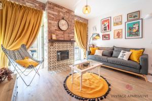 法鲁7 Styles Apartments by Raspberry Cascade的带沙发和壁炉的客厅