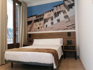 塔拉桑纳阿拉贡Encanto Tarazona的卧室配有一张壁画床