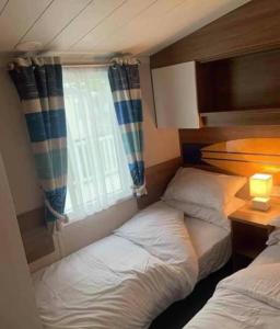 英戈尔德梅尔斯8 Berth,Waterside Leisure,Ingoldmells的小型客房 - 带2张床和窗户