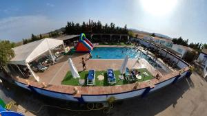 麦地那西多尼亚Hotel Restaurante La Villoría的游泳池的顶部景色,里面放着风筝
