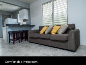 阿瓜迪亚Tropical Getaway的带沙发的客厅和厨房