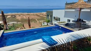 沃利迪耶Maison de plage avec piscine et vue sur mer的海景游泳池