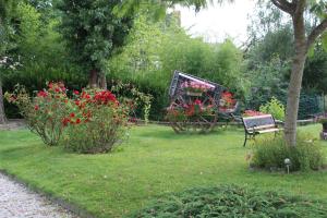 阿朗松德杜克斯酒店的花园里的长凳,花香,车