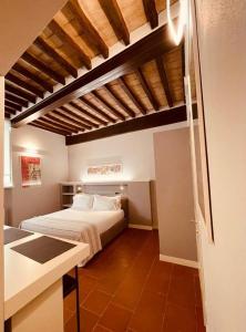 帕尔马Palazzo Borgocolonne Apartments的一间卧室配有床,一间厨房位于客房内