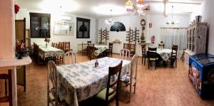 Castillejo de RobledoLa Sabina的一间用餐室,内设桌椅