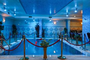 安曼阿尔萨拉亚酒店的游泳池周围设有红色绳索