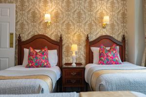 都柏林埃甘斯酒店的两张带色彩缤纷枕头的床