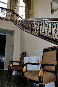 达德利The Station Aparthotel的一个带楼梯栏杆的房间的两把椅子